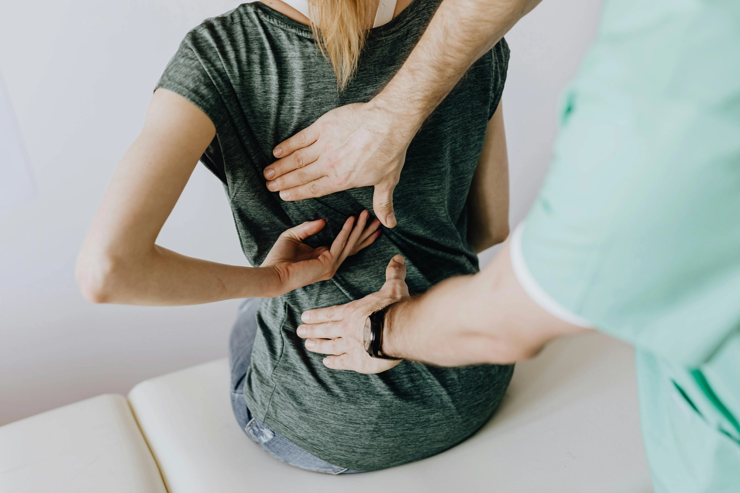 Praxis für Chiropraktik - Therapien und Behandlungs -  Ein moderner Rehabilitationsphysiotherapeut mit einem älteren Klienten
