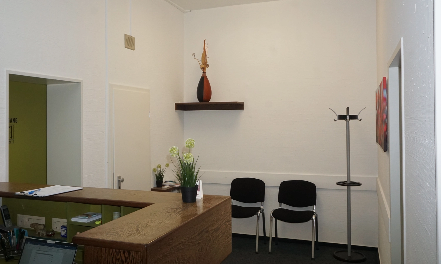 Praxis für Chiropraktik - Therapien und Behandlungs -  Der Empfangs- und Wartebereich einer Arztpraxis.